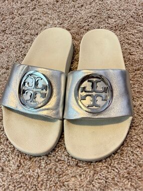 Pre-Owned Tory Burch Silver Size
5 Slide Sandals